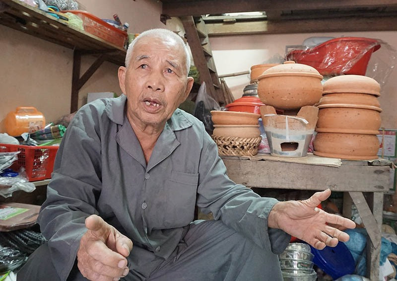 Cụ ông Nguyễn Viết Biết (83 tuổi, phường Thanh Hà, TP.Hội An) kể lại hành trình 65 năm đèo gốm mưu sinh. Ảnh: N.TRANG