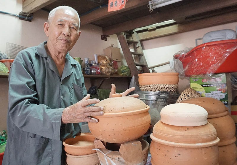 Vợ chồng cụ Biết mở quầy gốm tại nhà và tại chợ Vĩnh Điện (Điện Bàn) bán cho đỡ nhớ nghề. Ảnh: N.TRANG