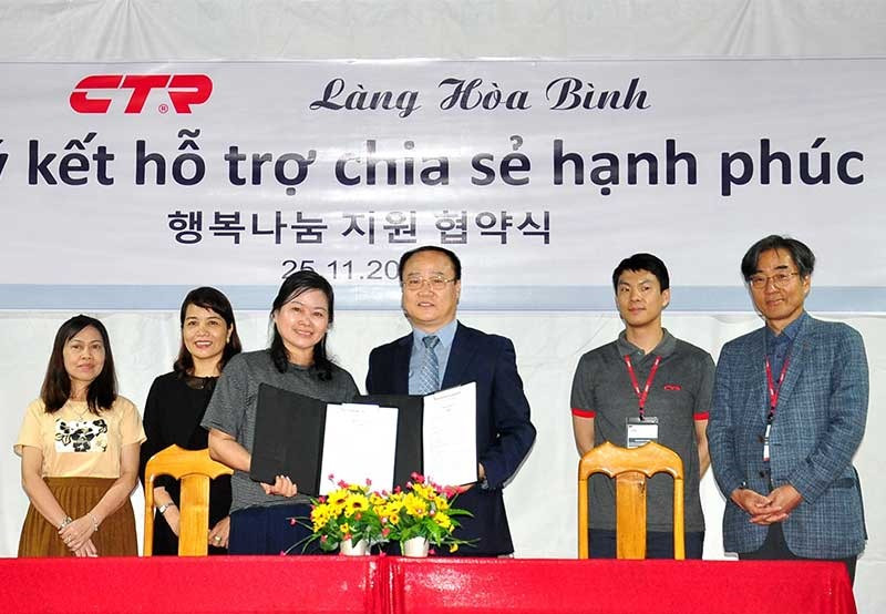 Representatives of  CTR Vina Co., Ltd. and Hoa Binh Village at the signing ceremony of the MoCA