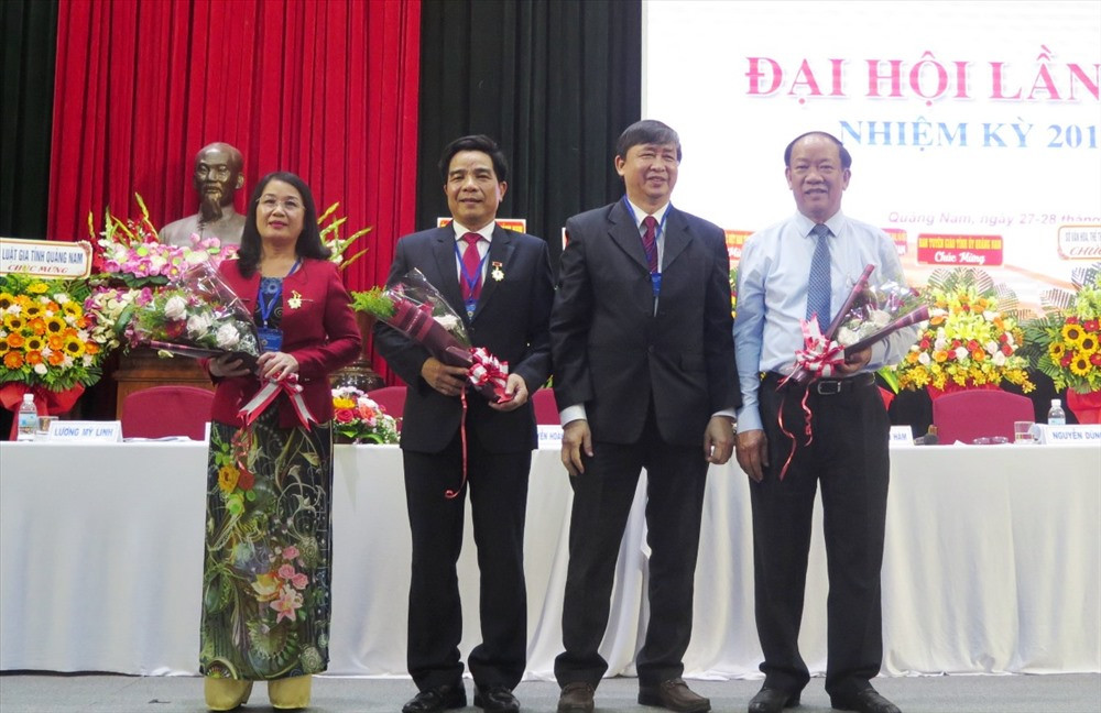 Đại diện Liên hiệp Các hội VHNT Việt Nam trao tặng kỷ niệm chương “Vì sự nghiệp VHNT Việt Nam” cho các đồng chí lãnh đạo, nguyên lãnh đạo tỉnh. Ảnh: X.H