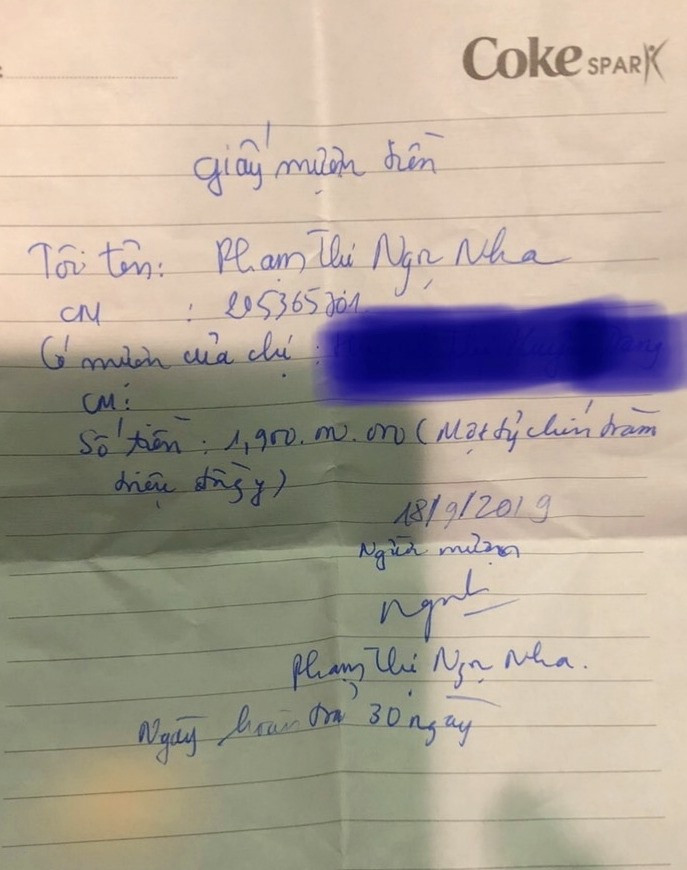 Bà Phạm Thị Ngọc Nha viết giấy mượn tiền các bị hại. Ảnh: T.C