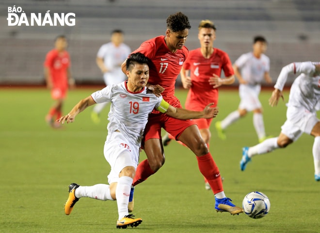 Sau pha tranh chấp này, Quang Hải (áo trắng) đã bị chấn thương và sự vắng mặt của anh đang là nỗi lo không hề nhỏ cho HLV Park Hang-seo.                 Ảnh: ĐỨC CƯỜNG