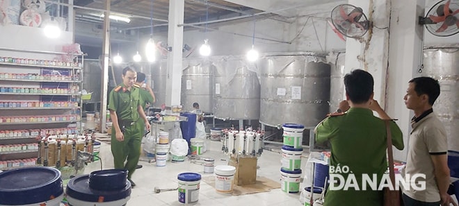 Lực lượng Công an tiến hành kiểm tra Công ty CP Tập đoàn Sơn Việt Nam.