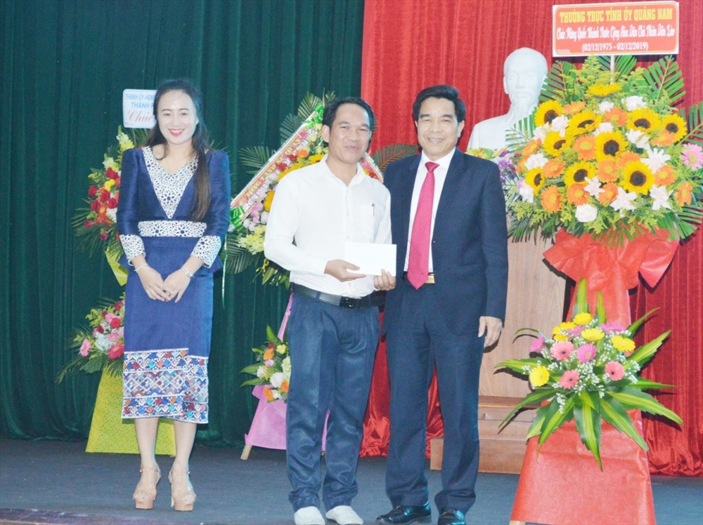 Phó Bí thư Thường trực Tỉnh ủy Lê Văn Dũng trao phần quà đến các lưu học sinh Lào tại Quảng Nam. Ảnh: KHÁNH LINH