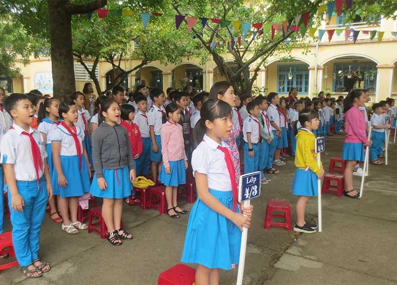 Học sinh Trường Tiểu học Trần Quốc Toản nghiêm trang hát Quốc ca trong lễ chào cờ đầu tuần. Ảnh: T.X