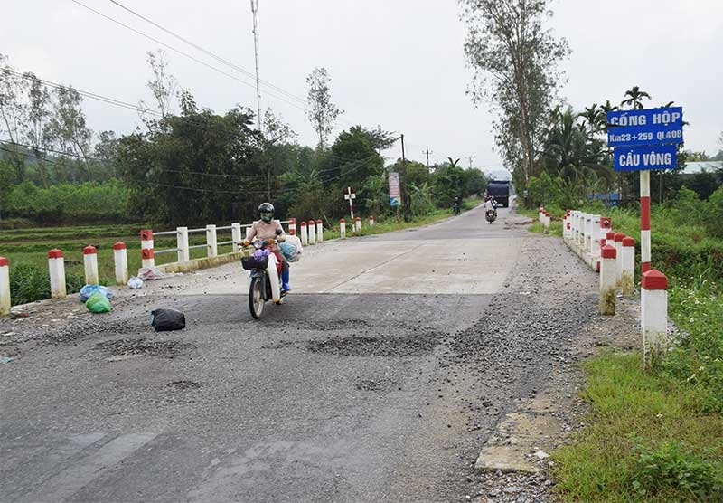 Mặt đường dẫn cống hộp Cầu Vông trên quốc lộ 40B qua thôn Ngọc Tú, xã Tam Dân (Phú Ninh) đưa vào sử dụng khoảng 2 năm đã xuống cấp. Ảnh: THANH THẮNG