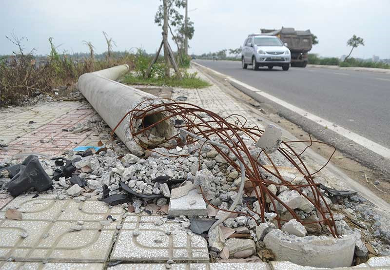 Trụ điện chiếu sáng tuyến đường ĐT609 qua phường Điện An (Điện Bàn) bị gãy đổ, lồi sắt thép rất nguy hiểm. Ảnh: C.T