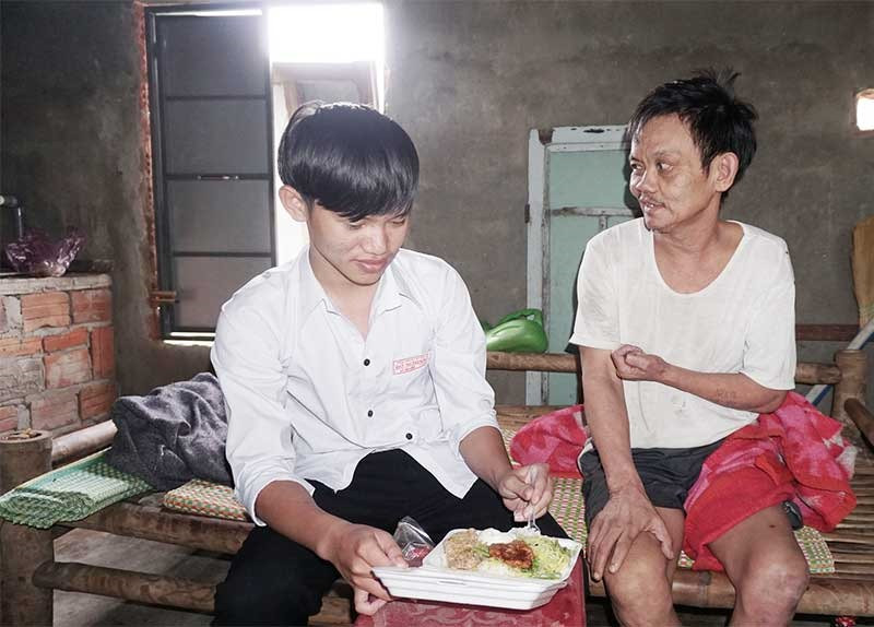 Hơn 2 năm qua, cậu học trò Lê Văn Công một mình chăm cha bại liệt. Ảnh: N.TRANG
