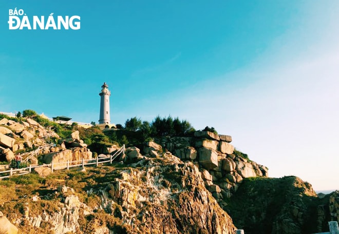  Cách thành phố Tuy Hòa (Phú Yên) chừng 40km về phía Nam, mũi Đại Lãnh còn là điểm A8 đường cơ sở để tính chiều rộng lãnh hải của lục địa Việt Nam, theo Luật Biển Việt Nam. TRONG ẢNH: Hải đăng Đại Lãnh - 1 trong 8 ngọn hải đăng có niên đại trên 100 năm trong tổng số 79 ngọn hải đăng đang hoạt động tại nước ta.