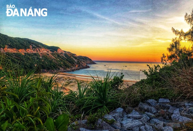 Ngắm nhìn vạt nắng đầu ngày nhô dần trên đường chân trời giữa núi xanh thăm thẳm và nước biển xanh trong sẽ là một trong những khoảnh khắc khó quên. 