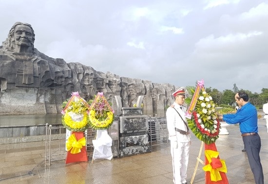 Trước đó, các đoàn đến viếng hương tại Tượng đài Bà mẹ Việt Nam anh hùng. Ảnh: D.L