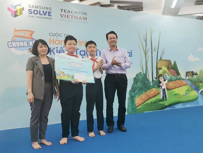 Nhóm “Kiến Thị” nhận giải nhì Cuộc thi hành trình kiến tạo tương lai năm 2019. (Ảnh: Nhân vật cung cấp)