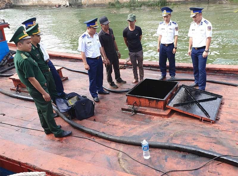 Vùng Cảnh sát biển 2 kiểm tra tàu vi phạm chở dầu lậu trên biển.