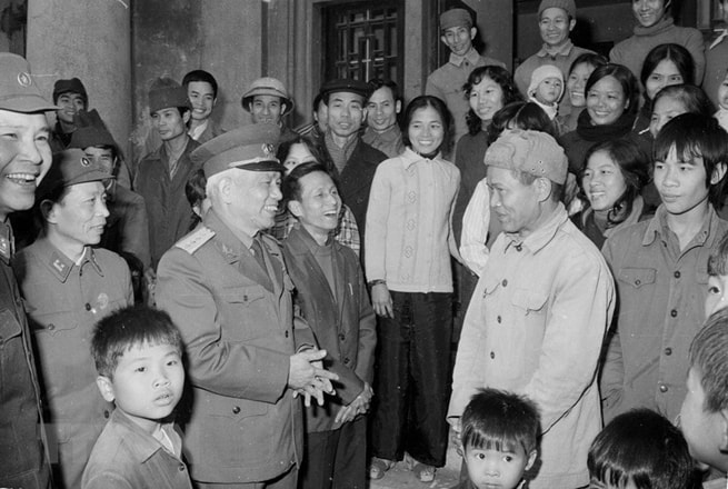 •        Đại tướng trực tiếp chỉ đạo, chỉ huy nhiều trận đánh, nhiều chiến dịch với cách đánh sáng tạo, giành thắng lợi giòn giã, trong đó tiêu biểu nhất là chỉ huy Chiến dịch Hồ Chí Minh năm 1975. (Ảnh: Tư liệu/TTXVN phát)