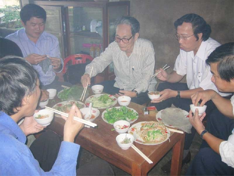 Thưởng thức bánh xèo.