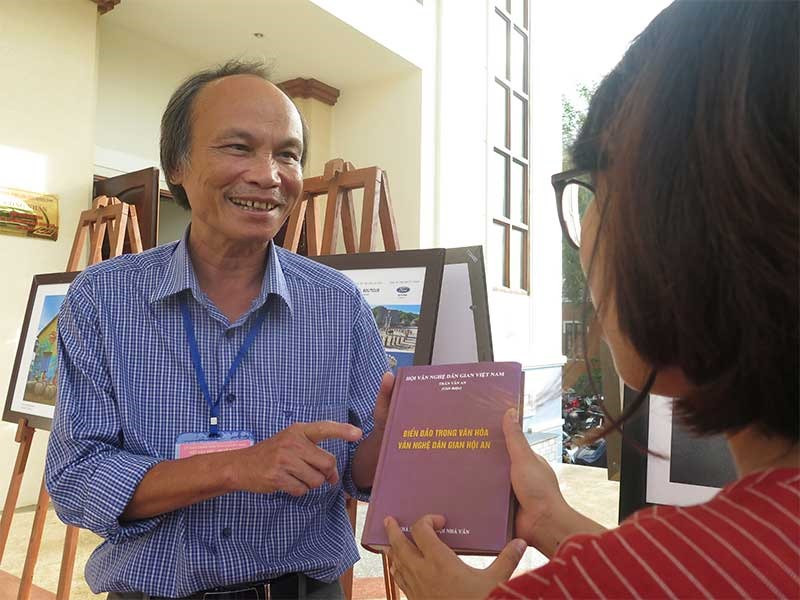 Ông Trần Văn An trao đổi về tác phẩm “Biển đảo trong văn hóa văn nghệ dân gian Hội An”. Ảnh: XUÂN HIỀN