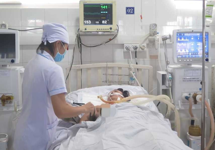 Chị Vân hiện được điều trị tại Khoa Hồi sức tích cực - chống độc, Bệnh viện Đa khoa Quảng Nam. Ảnh: X.H