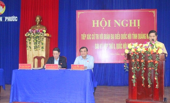 Đại biểu Phan Thái Bình - Phó Trưởng đoàn ĐBQH tỉnh thông tin đến cử tri kết quả Kỳ họp thứ 8, Quốc hội khóa XIV. Ảnh: D.L