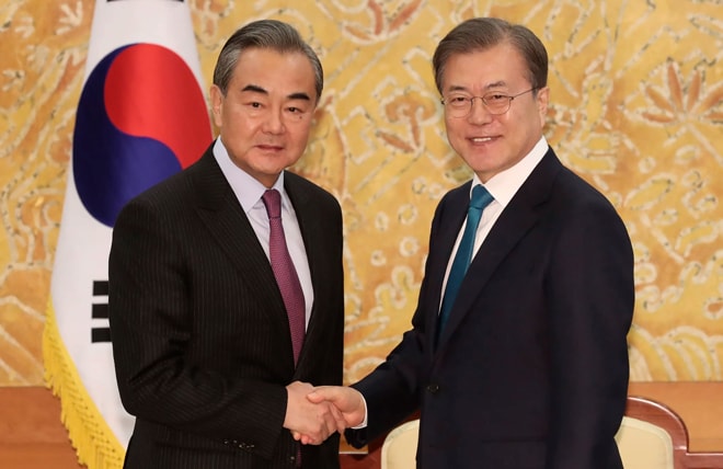 Tổng thống Hàn Quốc Moon Jae-in (phải) gặp gỡ Ngoại trưởng Trung Quốc Vương Nghị tại Nhà Xanh ngày 5-12.    Ảnh: AP