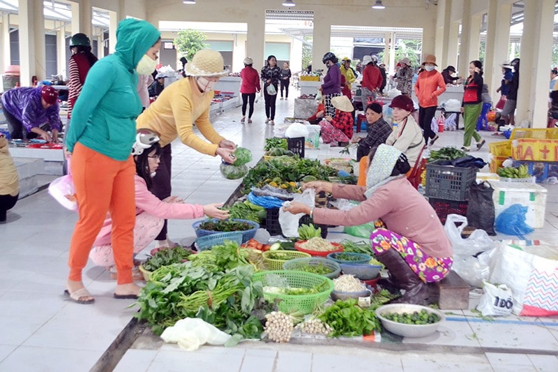 Khu vực kinh doanh thực phẩm tươi sống, rau củ quả tại chợ mới Phong Thử. Ảnh: C.TÚ