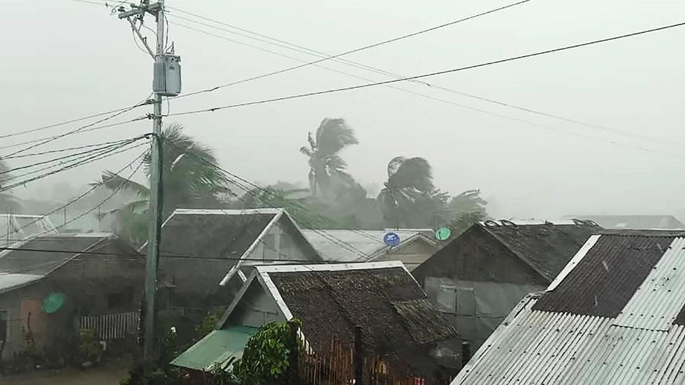 Bầu trời nam Luzon xám xịt vì mưa lớn và gió mạnh. Ảnh: AFP