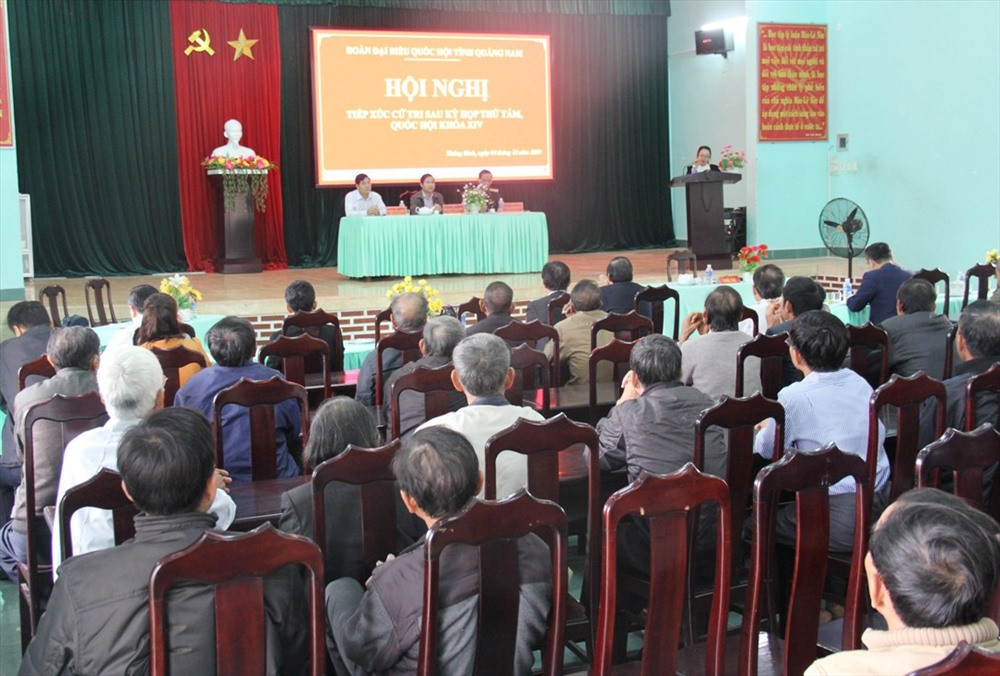 Hơn 100 cử tri xã Bình Trung tham dự buổi tiếp xúc với ĐBQH. Ảnh: T.C