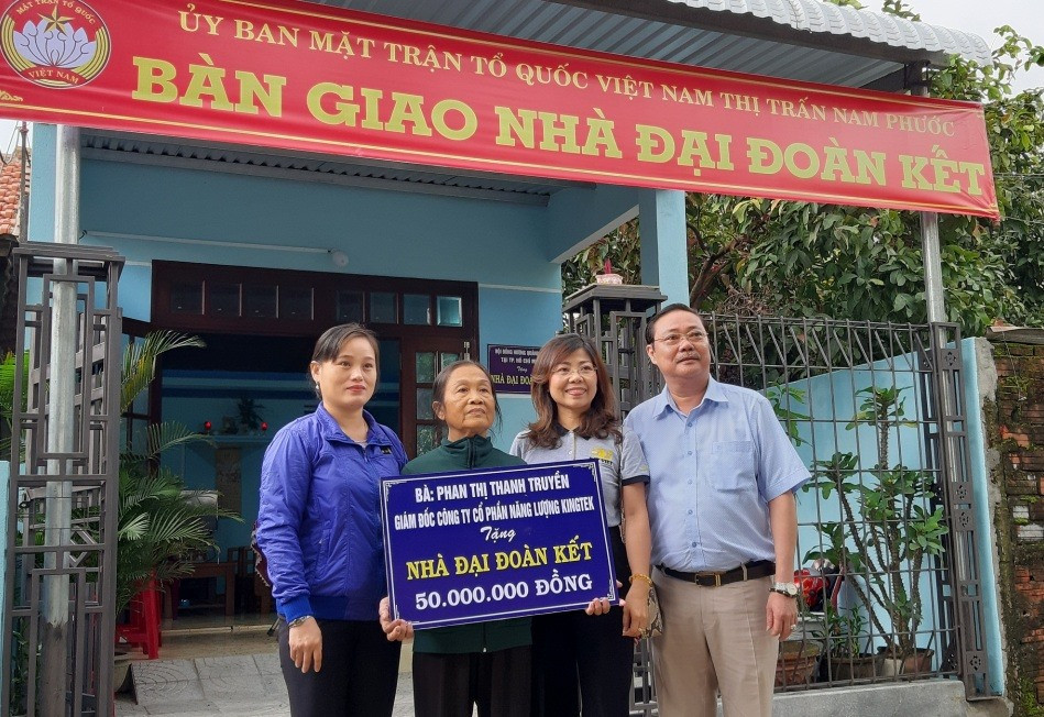 Từ nay bà Nguyễn Thị Chín (khối phố Long Xuyên 1, thị trấn Nam Phước) có ngôi nhà mới khang trang, tránh trú lũ lụt. Ảnh: H.N