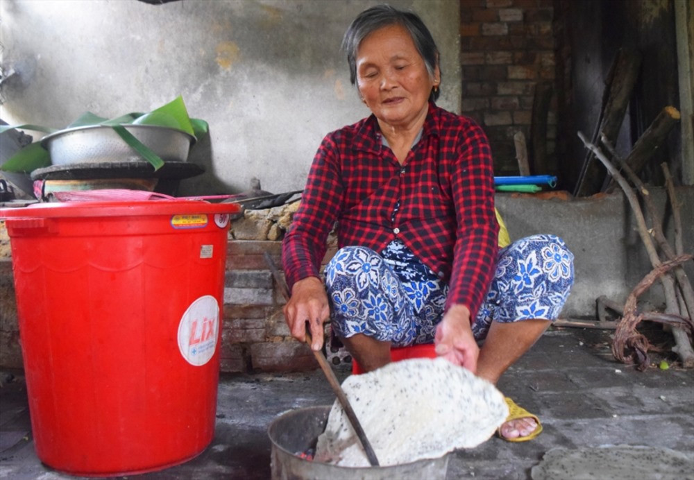 Ở tuổi 77, bà Đinh Thị Cả vẫn còn minh mẫn để giúp con cháu. Ảnh: THÁI CƯỜNG
