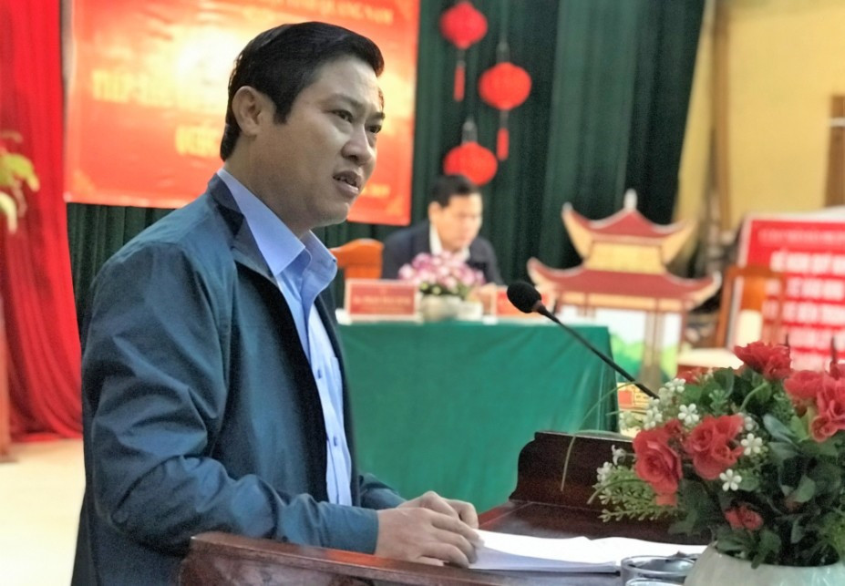Đại biểu Phan Thái Bình giải đáp các kiến nghị của cử tri. Ảnh: Q.T