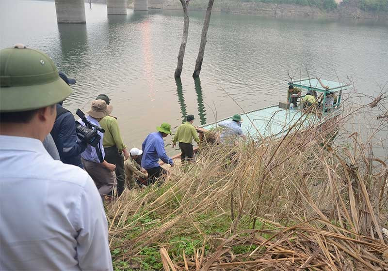 Lực lượng kiểm lâm thực hiện chuyến tuần tra rừng trong Khu bảo tồn thiên nhiên Sông Thanh thuộc địa phận huyện Phước Sơn. Ảnh: TR.HỮU