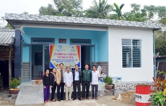 JVPF Saitama hỗ trợ 50 triệu đồng xây dựng nhà nhân ái cho gia đình ông Ngô Trường. Ảnh: KHÁNH LINH