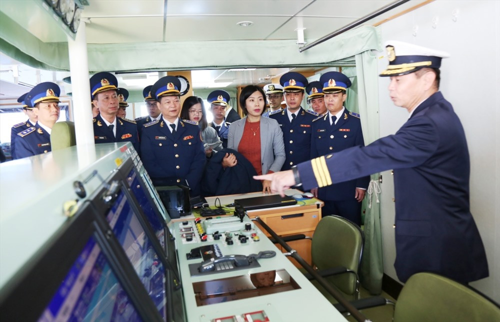 Cán bộ lực lượng CSB Việt Nam tham quan tàu của LLBVBB Nhật Bản. Ảnh: NAM TRUNG