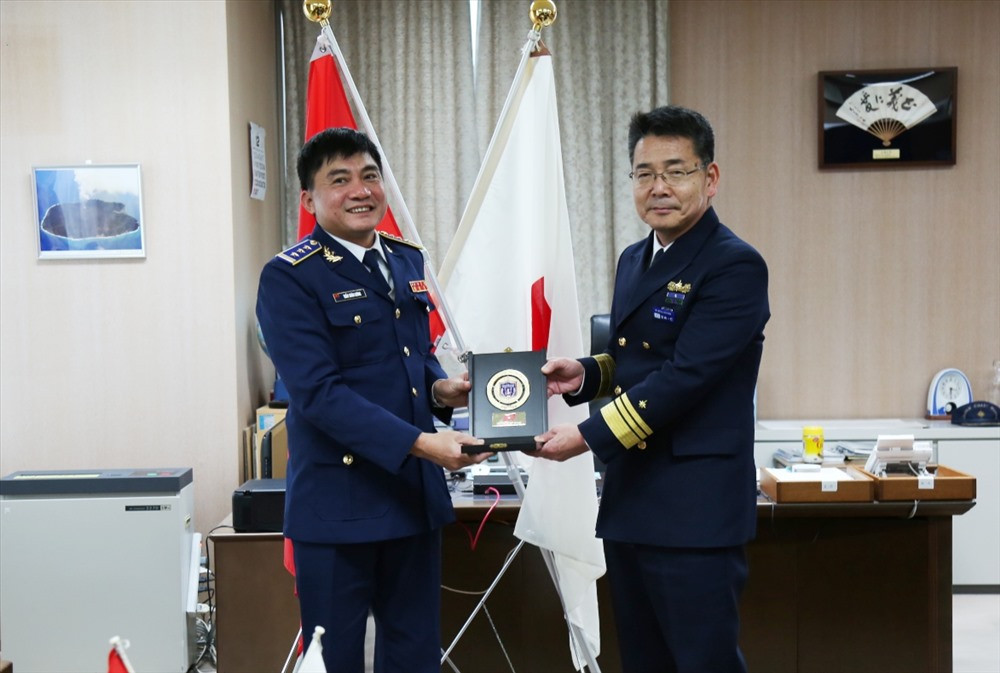 Thượng tá Trần Xuân Lương - Phó Tư lệnh Vùng CSB 2 (trái) tặng quà lưu niệm cho Phó Tư lệnh Vùng 3 LLBVBB Nhật Bản. Ảnh: NAM TRUNG