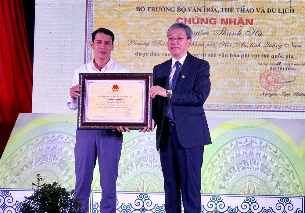 Leader of the Department of Cultural Heritage (right) and a representative of Thanh Ha pottery village