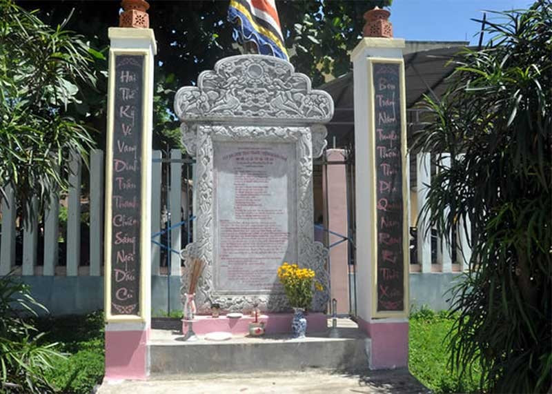 Bia dinh trấn Thanh Chiêm được người dân dựng lên ở thôn Thanh Chiêm 1 (xã Điện Phương).