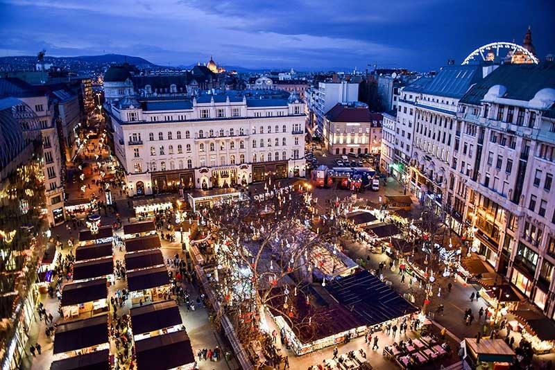 Một góc Budapest sôi động nhưng tuyệt đẹp vào mùa đông. Ảnh: urbanadventures