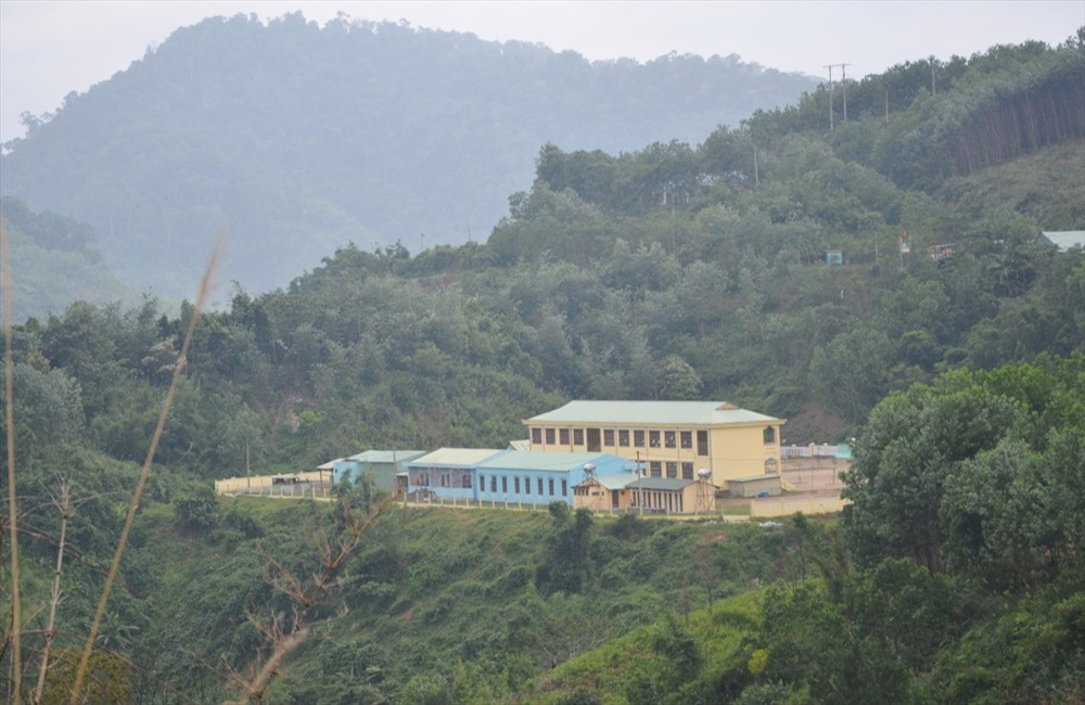 Trường Phổ thông Dân tộc bán trú tiểu học xã Dang nằm giữa lưng chừng núi.