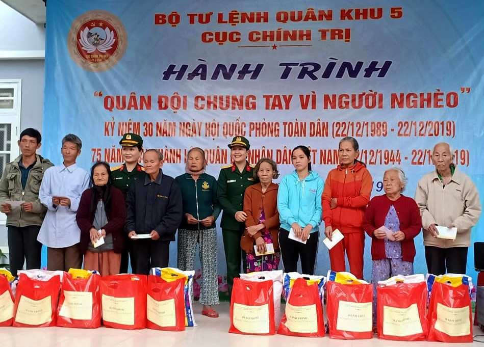 Cục Chính trị Quân khu 5 trao tặng quà người dân xã Quế Lộc. Ảnh: TÂM LÊ