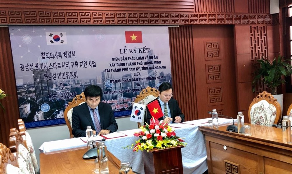 Chairman of Quang Nam People’s Committee Le Tri Thanh (R) and Country Director of KOICA in Vietnam Kim Jinoh at the signing ceremony. Photo: quangnam.gov.vn