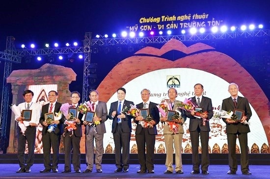Honouring individuals and collectives who have contributions to My Son Sanctuary preservation and promotion in the last 20 years by the Quang Nam People’s Committee