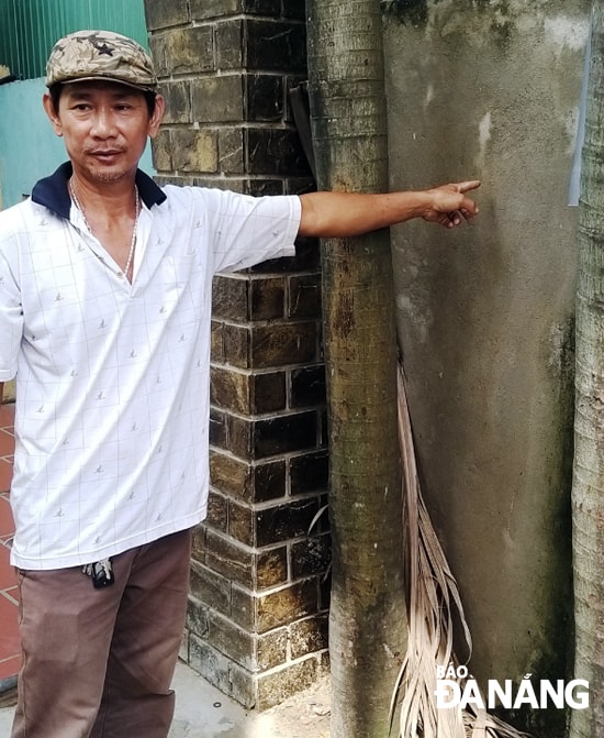 Ông Hồ Ngọc Chinh chỉ vào lối đi dẫn đến khu đất trống của gia đình, hiện đã bị các hộ liền kề xây bít lại. 