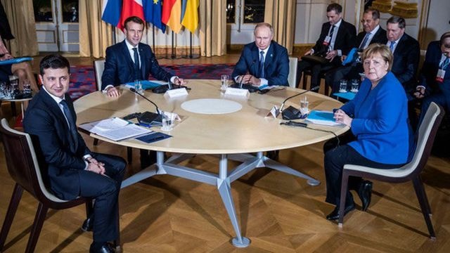5 năm sau cuộc xung đột tại Ukraine, các cuộc đàm phán đã được khởi động lại vào tháng 12/2019 với sự tham gia của tân Tổng thống Ukraine Volodymyr Zelensky (trái), trong một nỗ lực nhằm chấm dứt cuộc chiến. (Ảnh: Getty)