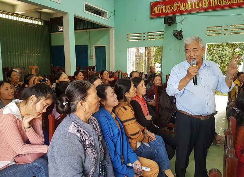 BHXH huyện Duy Xuyên đối thoại chính sách với người dân xã Duy Phước vào cuối tuần qua. Ảnh: D.L
