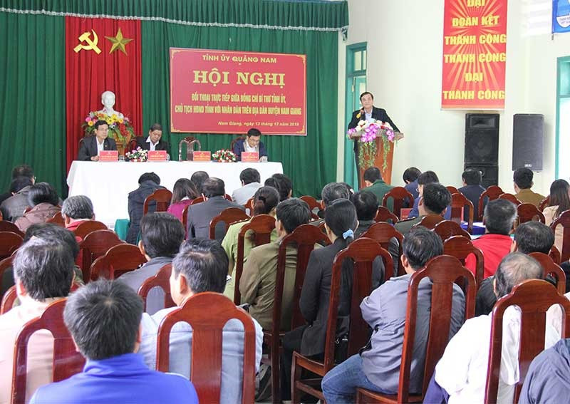 Bí thư Tỉnh ủy Phan Việt Cường trả lời những kiến nghị của đồng bào Nam Giang. Ảnh: ALĂNG NGƯỚC