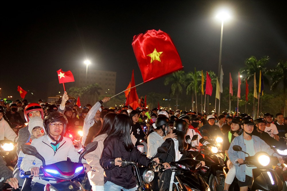Người dân TP.Tam Kỳ đổ ra đường ăn mừng chiến thắng của đội tuyển U22 Việt Nam.