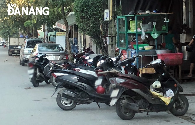 Xe máy dựng dưới lòng đường Phạm Như Xương (ảnh chụp chiều 13-12). Ảnh: PHƯƠNG CHI