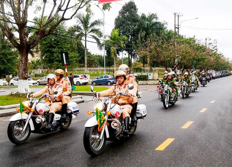 Công an các đơn vị diễu hành trên địa bàn TP.Tam Kỳ sáng 16.12, sau phát động đợt cao điểm tấn công, trấn áp tội phạm. Ảnh: T.C