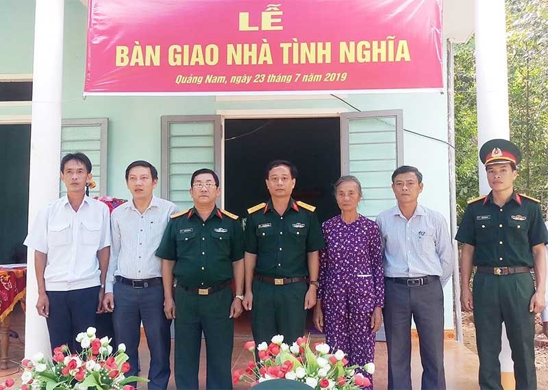 Ban CHQS huyện Tiên Phước phối hợp với Sư Đoàn 2, Quân khu 5 bàn giao nhà cho bà Trương Thị Thư. Ảnh: N.H