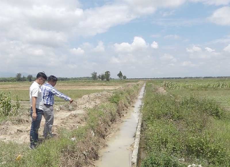 Nhiều nông dân ở Thăng Bình đang lo lắng không đủ nước tưới sản xuất mặc dù hệ thống kênh mương thủy lợi đã được đầu tư, gia cố. Ảnh: TOÀN TÂN