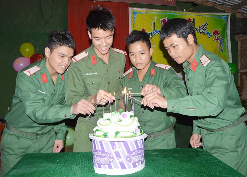 Đại đội Công binh tổ chức sinh nhật cho chiến sĩ. Ảnh: D.LÊ